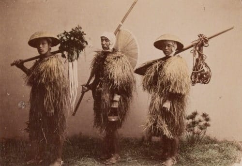 Granjeros japoneses vistiendo el mino Granjeros japoneses vistiendo chubasquero de paja (mino)