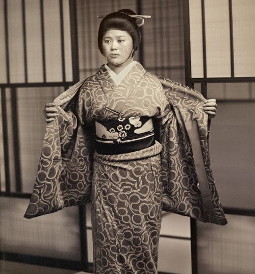 Mujer mariposa Mujer japonesa mientras se quita el haori